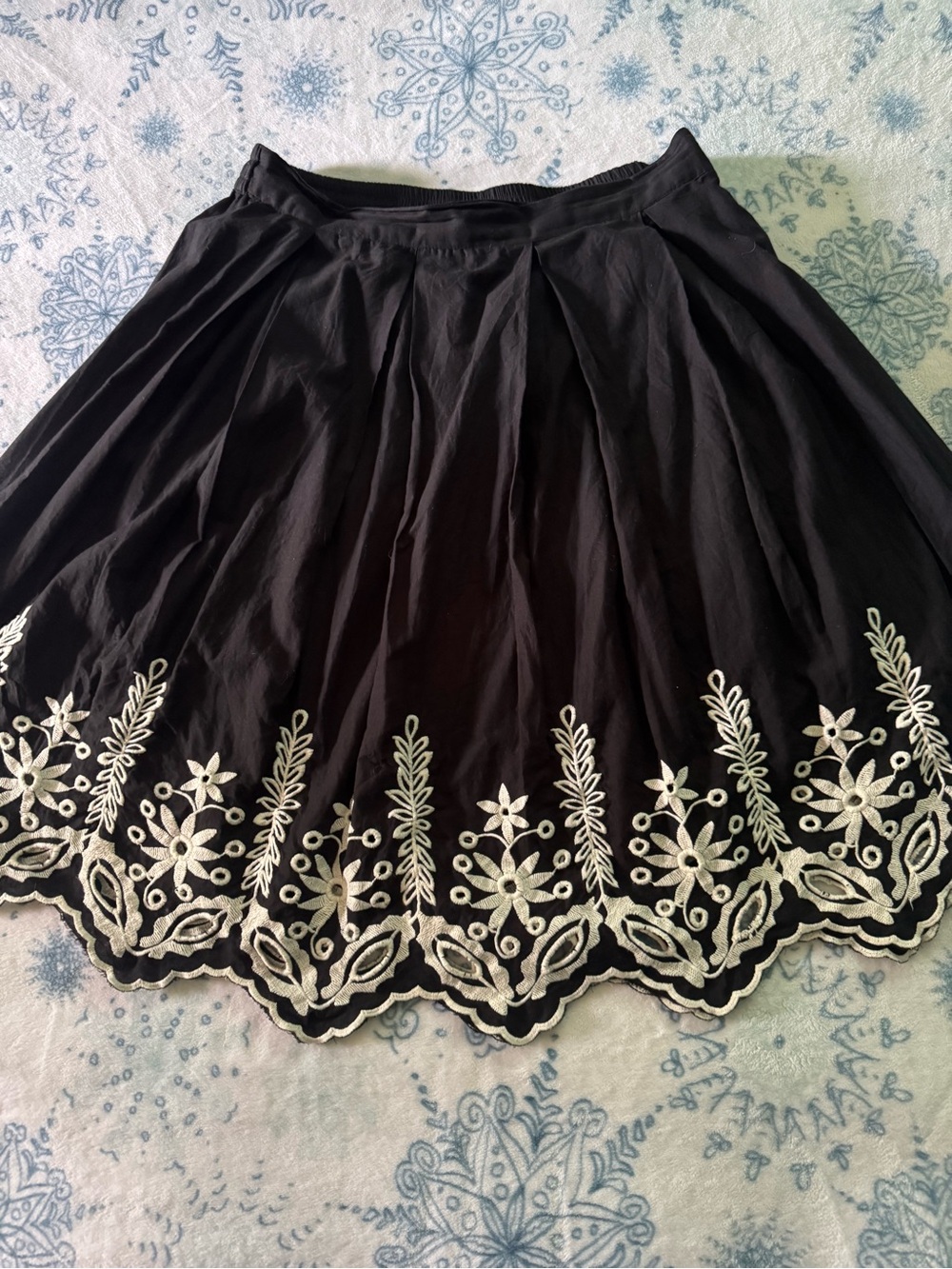 Lucky & Coco Black Pleated Midi Skirt - Size M - White/Cream Boho-Style Floral E